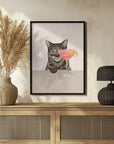 Plakat - Tabby Cat with Cosmopolitan Cocktail