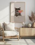 Plakat - Tabby Cat with Cosmopolitan Cocktail